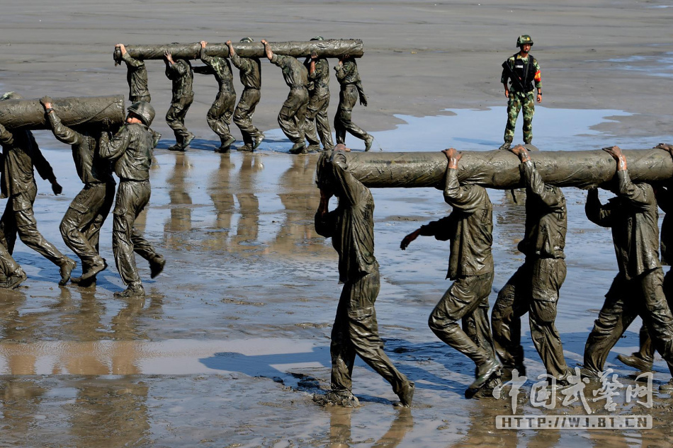 2024澳门正版资料免费大全精准，深度研究解析说明：潘粤明和小女友上节目，50岁潘粤明对小女友一脸宠爱，感情甜蜜  